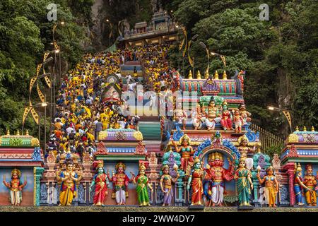 Besucher, die das Thaipusam Hindu Festival feiern, gehen die 272 Stufen hinauf, die zu Malaysias Batu Caves Hindu Tempel in Kuala Lumpur führen Stockfoto