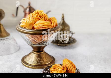 Muslimische Weihnachtssüße. Marokkanische Chiebakia, Chak-Chak und handgemachte nath. Hausgemachte muslimische süße Backwaren. Stockfoto