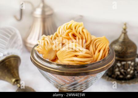 Muslimische Weihnachtssüße. Marokkanische Chiebakia, Chak-Chak und handgemachte nath. Hausgemachte muslimische süße Backwaren. Stockfoto