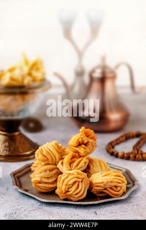 Muslimische Weihnachtssüße. Marokkanische Chiebakia, Chak-Chak und handgemachte nath. Hausgemachte muslimische süße Backwaren. Stockfoto