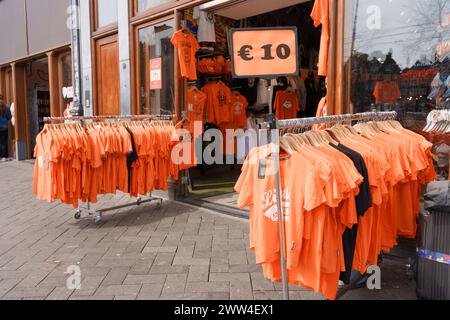 Die T-Shirts werden während des Königstages verkauft. Sie feiern den Königstag und werden vor einem Geschäft ausgestellt - Niederlande, Amsterdam, 27.04. Stockfoto