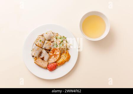 Banh Cuon, vietnamesische gedämpfte Reisrollen Pfannkuchen mit herzhafter Mischung aus gemahlenem Schweinefleisch, vietnamesisches Essen isoliert auf weißem Hintergrund, Blick von oben Stockfoto