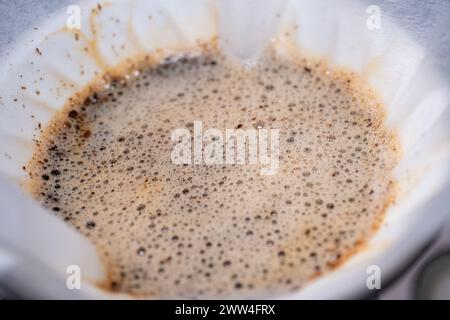 Kaffee mit der v60-Methode zubereiten Stockfoto