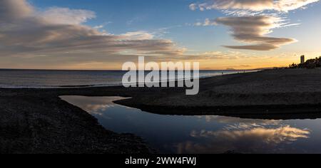 Atardecer en la playa de Estepona que ofrece un escenario de serenidad y belleza costera. España Stockfoto