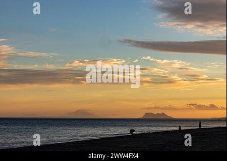 Atardecer en la playa de Estepona que ofrece un escenario de serenidad y belleza costera. España Stockfoto