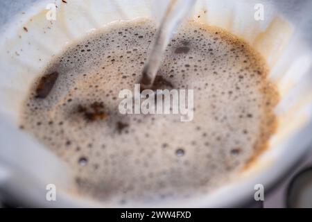 Kaffee mit der v60-Methode zubereiten Stockfoto