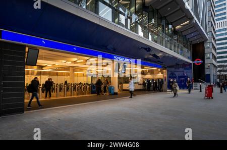 London, UK: Menschen am Eingang zur U-Bahnstation Moorgate in der City of London. Stockfoto