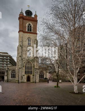 St Giles Cripplegate, eine Kirche, die ursprünglich im Mittelalter erbaut und nach dem Zweiten Weltkrieg wieder aufgebaut wurde. Das Hotel befindet sich auf dem Barbican Estate in London. Stockfoto