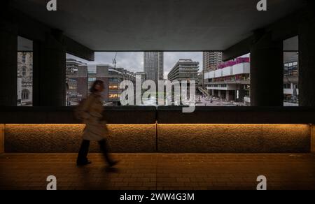 London, Großbritannien: Hochrangiger Fußweg mit einer Person auf dem Barbican Estate in der City of London Stockfoto