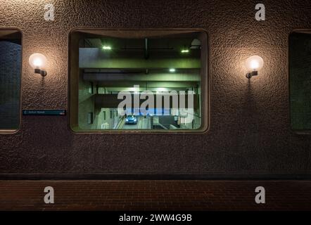 London, Großbritannien: Innenarchitektur des Barbican Estate in der City of London mit Parkplatzeingang. Stockfoto