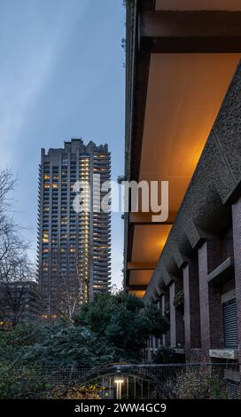 London, Großbritannien: Lauderdale Tower und Wohnblock auf dem Barbican Estate in der City of London. Stockfoto