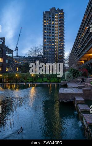 London, Großbritannien: Lauderdale Tower, künstlicher Teich und Gärten auf dem Barbican Estate in der City of London. Stockfoto