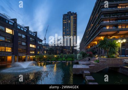 London, Großbritannien: Lauderdale Tower, künstlicher Teich und Gärten auf dem Barbican Estate in der City of London. Stockfoto