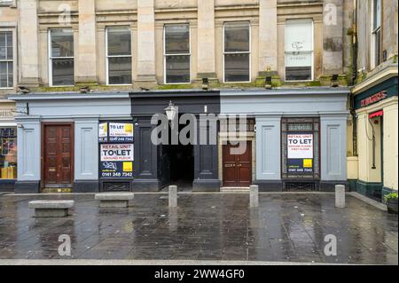 Auf einer geschlossenen, an Bord befindlichen Ladenfront, Royal Exchange Square, Glasgow, Schottland, Großbritannien, unterschreiben zu lassen. Europa Stockfoto