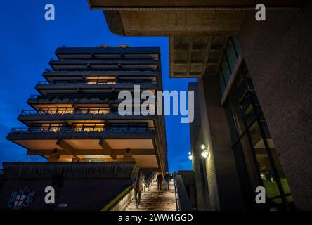 London, Großbritannien: Wohnblöcke mit Stufen bei Nacht auf dem Barbican Estate in der City of London. Ein prominentes Beispiel der Brutalistischen Architektur. Stockfoto