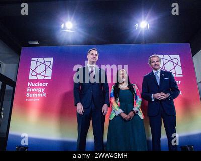 21. März 2024, Brüssel, Belgien, Belgien: RAFAEL GROSSI (R), Generaldirektor der Internationalen Atomenergie-Organisation (IAEO), und belgischer Premierminister ALEXANDER DE CROO (L) posieren mit Botschafter Südafrikas in Belgien und der EU, TOKOZILE XASA, vor dem ersten, jemals stattfindenden Kernenergiegipfel. Die Veranstaltung, bei der hohe Beamte und andere Vertreter aus über 30 Nationen zusammenkamen, um das Thema Kernenergie zu erörtern. Diese Bemühungen erfolgen nach der globalen Bestandsaufnahme, die im Dezember 2023 in Dubai auf der COP28 vereinbart wurde. Die Anstrengungen zur Senkung c Stockfoto