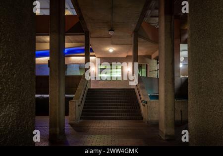 London, Großbritannien: Innenarchitektur des Barbican Estate in der City of London mit Treppenaufgang und Säulen. Ein Beispiel für die brutalistische Architektur. Stockfoto