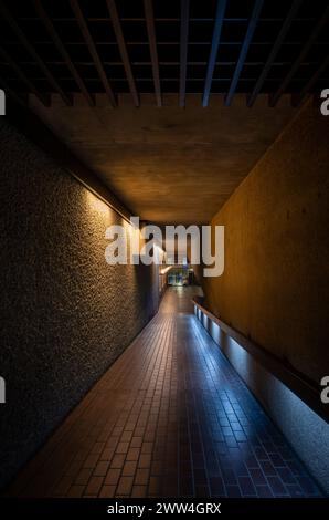 London, Großbritannien: Innenarchitektur des Barbican Estate in der City of London mit Rampengang. Ein prominentes Beispiel der brutalistischen Architektur. Stockfoto