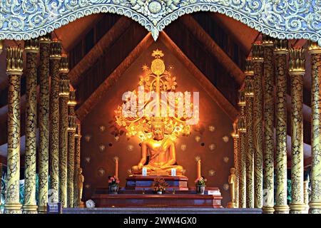 Goldene buddha-Statue an der öffentlichen Attraktion Sirindhorn Wararam Phu Prao Tempel (Wat Phu Prao) in der Provinz Ubon Ratchathani, Thailand Stockfoto