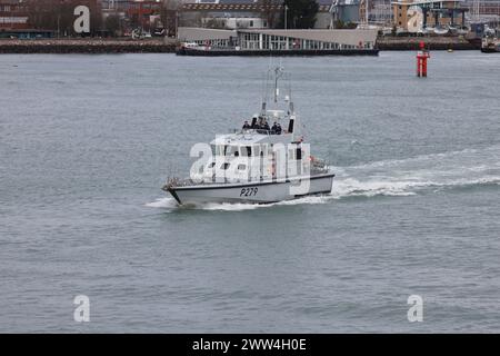 Das Patrouillenboot der Royal Navy HMS BLAZER (P279) segelt für einen viermonatigen Einsatz nach Norwegen und in den Polarkreis Stockfoto