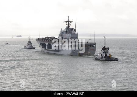 Schlepper eskortieren das italienische Navy-Schiff SAN GIORGIO, wenn es den Hafen verlässt und bereit ist, an der multinationalen und NATO-Übung Nordic Response teilzunehmen Stockfoto