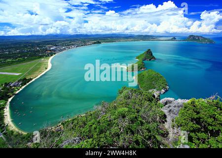 Die Landschaft von ao prachuap khiri khan Strand Blick vom Khao Lom Muak (Berg Lom Muak) in der Provinz Prachuap Khiri Khan, Thailand Stockfoto