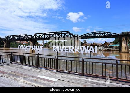 Die Brücke über den Fluss Kwai (River Kwai Bridge) die berühmte Brücke der Burma Railway überquert den Fluss im Tha Makham Subdistrikt. Kanchanaburi Pr Stockfoto