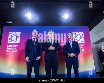 Brüssel, Belgien, Belgien. März 2024. RAFAEL GROSSI (R), Generaldirektor der Internationalen Atomenergie-Organisation (IAEO), und belgischer Premierminister ALEXANDER DE CROO (L) begrüßen mit ANDREJ PLENKOVIC, dem Präsidenten Kroatiens, vor dem ersten Atomenergiegipfel, der jemals stattfinden wird. Die Veranstaltung, bei der hohe Beamte und andere Vertreter aus über 30 Nationen zusammenkamen, um das Thema Kernenergie zu erörtern. Diese Bemühungen erfolgen nach der globalen Bestandsaufnahme, die im Dezember 2023 in Dubai auf der COP28 vereinbart wurde. Ziel ist es, die CO2-Emissionen zu senken. Stockfoto