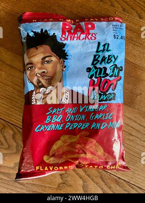 Rap-Snacks; kleiner Baby in Kartoffelchips mit heißem Geschmack in einer Packung Stockfoto