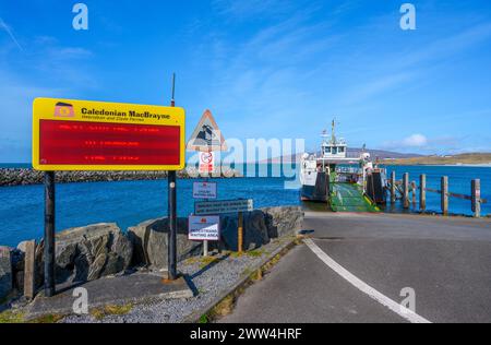 Caledonian MacBrayne Fähre nach Barra am Erskay Ferry Terminal, Isle of Erskay, Äußere Hebriden, Schottland, Großbritannien Stockfoto