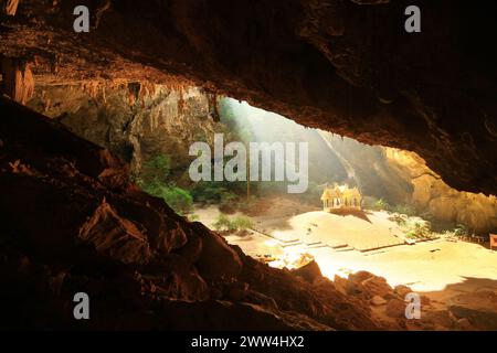 Königlicher Pavillon in der Phraya Nakhon-Höhle in khao sam roi im Nationalpark Prachuap Khiri Khan, Thailand Stockfoto