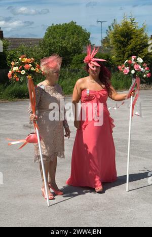 Elegant gekleidete Frauen nehmen an jährlichen Dorffesten Teil. Neston Female Friendly Society Annual Club Walking Day. Jetzt kennt man es als Ladies Club. Neston, Cheshire, England, 4. Juni 2015. HOMER SYKES AUS DEN 2010ER JAHREN Stockfoto