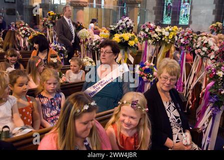 Kinder versammeln sich in der Dorfkirche von Neston zu einem Dankesgottesdienst. Neston Female Friendly Society (jetzt Ladies Club genannt), jährlicher Club Walking Day. Neston Cheshire UK 2015. HOMER SYKES AUS DEN 2010ER JAHREN. Stockfoto