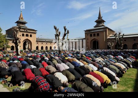 Srinagar, Indien. März 2024. Kaschmirmuslime geben Freitagsgebete vor der Jamia Masjid oder der Großen Moschee am ersten Freitag des Ramadan in Srinagar, dem indischen Kaschmir, am Freitag, den 15. März 2024. Muslime auf der ganzen Welt begehen den heiligen Monat Ramadan, wenn die Gläubigen von morgens bis abends fasten. (Foto: Mubashir Hassan/Pacific Press/SIPA USA) Credit: SIPA USA/Alamy Live News Stockfoto