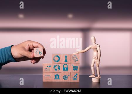 Teamwork. Geschäftssymbole auf Holzwürfeln. Interaktive Planung für klare Ziele. Stockfoto