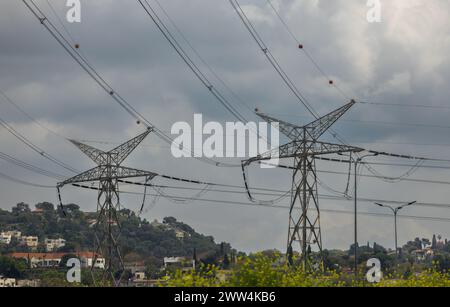 Elektrischer Pol mit Drähten gegen einen dramatischen Himmel in Israel Stockfoto