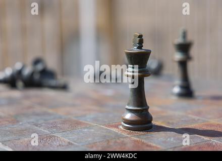 könig auf einem Schachbrett mit geringer Feldtiefe aus nächster Nähe Stockfoto