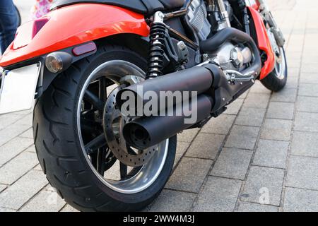 Warschau, Polen - 6. August 2023: Ein Harley Davidson Motorrad steht auf einem Parkplatz, detaillierte Rückansicht. Stockfoto