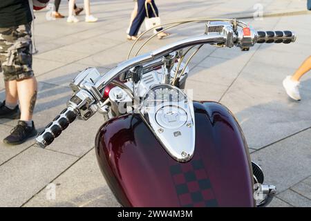 Warschau, Polen - 6. August 2023: Honda VTX 1800 mit klassischem Motorrad. Draufsicht auf Lenkrad, Armaturenbrett und Tank Stockfoto