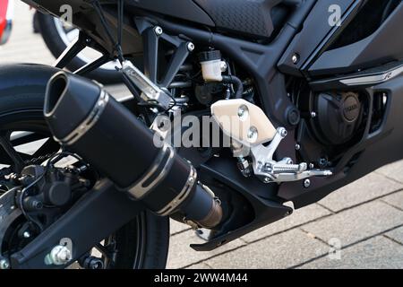 Warschau, Polen - 6. August 2023: Detailansicht des Yamaha R3 Motorrads. Stockfoto