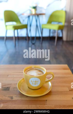 . . . . . . . . . . . . . . . . . . . . . Kaffeegenuss in gemütlicher Restaurantatmosphäre. Stockfoto