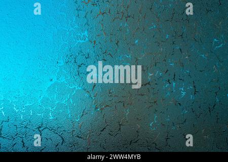 Frostiges Fenster mit einem natürlichen Muster von Mutter Natur. Gerissener Hintergrund in blauen grünen Tönen Stockfoto