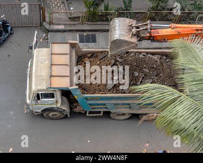 01 09 2024 Caterpillar-betriebene hydraulische Erdbagger in Aktion bei der Arbeit lok Gram Kalyan Maharashtra INDIEN Asien Stockfoto