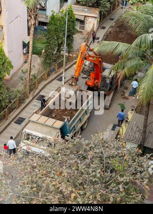 01 09 2024 Caterpillar-betriebene hydraulische Erdbagger in Aktion bei der Arbeit lok Gram Kalyan Maharashtra INDIEN Asien Stockfoto