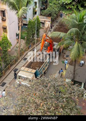 01 09 2024 Caterpillar-betriebene hydraulische Erdbagger in Aktion bei der Arbeit lok Gram Kalyan Maharashtra INDIEN Asien Stockfoto