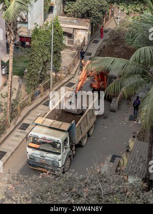 01 09 2024 Caterpillar-betriebene hydraulische Erdbagger in Aktion bei der Arbeit lok Gram Kalyan Maharashtra INDIEN Asien Stockfoto