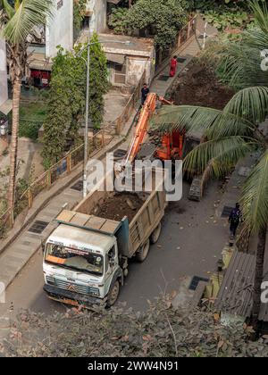 01 09 2024 Caterpillar-betriebene hydraulische Erdbagger in Aktion bei der Arbeit lok Gram Kalyan Maharashtra INDIEN Asien Stockfoto