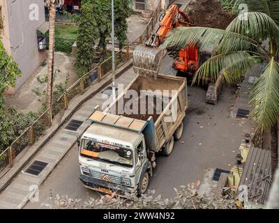 01 09 2024 Caterpillar-betriebene hydraulische Erdbagger in Aktion bei der Arbeit lok Gram Kalyan Maharashtra INDIEN Asien Stockfoto