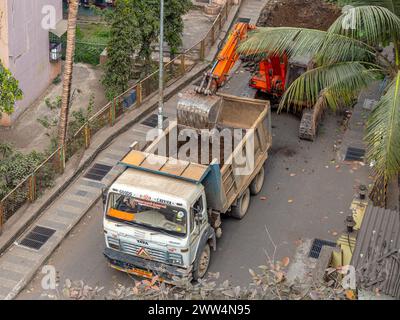 01 09 2024 Caterpillar-betriebene hydraulische Erdbagger in Aktion bei der Arbeit lok Gram Kalyan Maharashtra INDIEN Asien Stockfoto