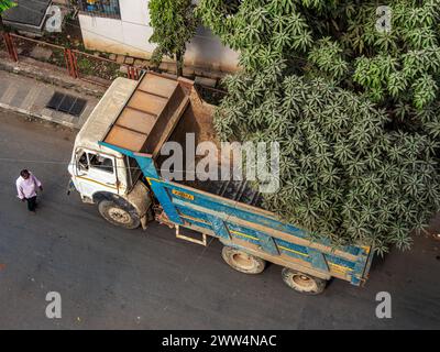 01 09 2024 Caterpillar-betriebene hydraulische Erdbagger in Aktion bei der Arbeit lok Gram Kalyan Maharashtra INDIEN Asien Stockfoto